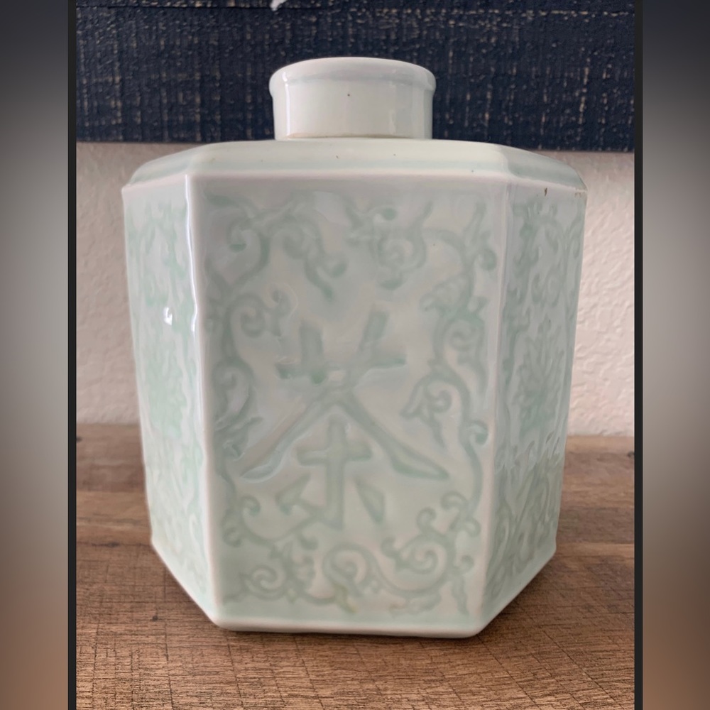 Beautiful Chinese Celadone glaze vase with lid.